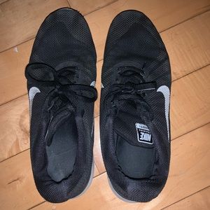 black nike tennis shoes